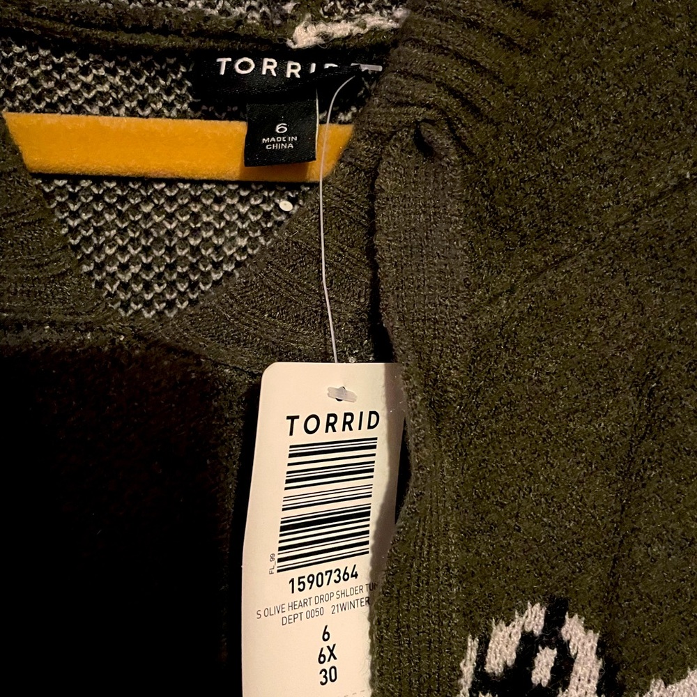 TORRID SIZE 6 "HEART" DROP SHOULDER SWEATER